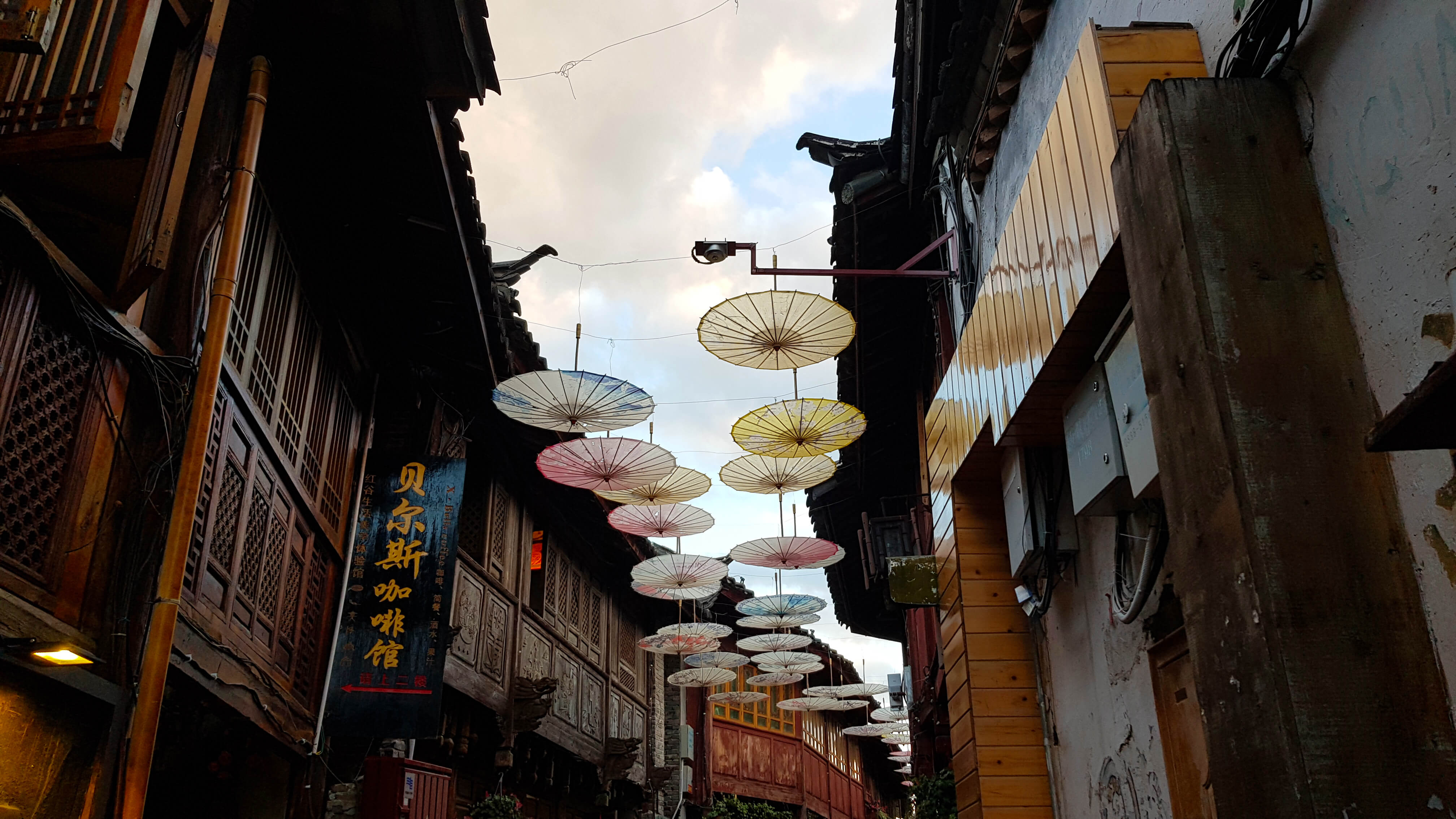 Kina Paraplyer Paa Gade